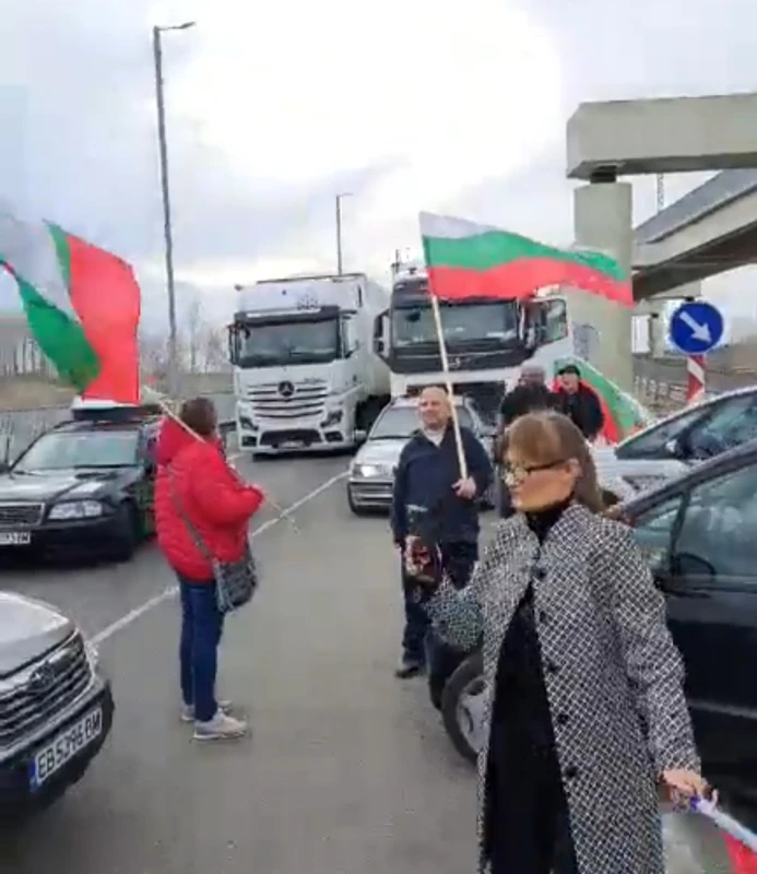 Членове и симпатизанти на "Възраждане" блокираха за час подстъпите към "Дунав мост 2"