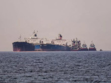 Newsweek: Призрачният руски флот няма къде да се скрие - как се "ловят" кораби, превозващи руски петрол