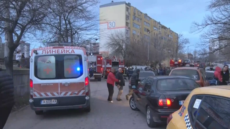 Пожар в жилищен блок в Хасково, хората са евакуирани 