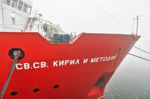 Българският военен научноизследователски кораб Св. св. Кирил и Методий плава в пролива