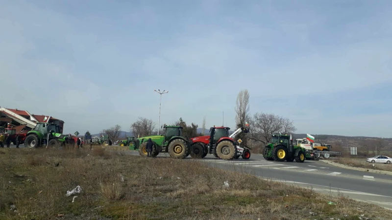 Част от фермерите продължават да протестират, ще затварят и пътища