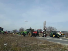 Част от фермерите продължават да протестират, ще затварят и пътища