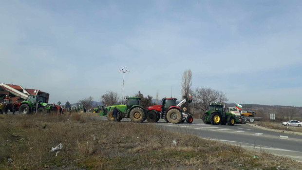 Част от фермерите продължават да протестират ще затварят и пътища