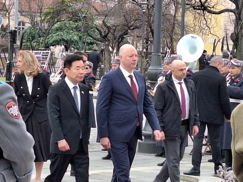 Председателят на корейския парламент положи цветя пред Паметника на незнайния войн