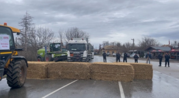 Земеделци затвориха международния път Русе – Свиленград край горнооряховското село