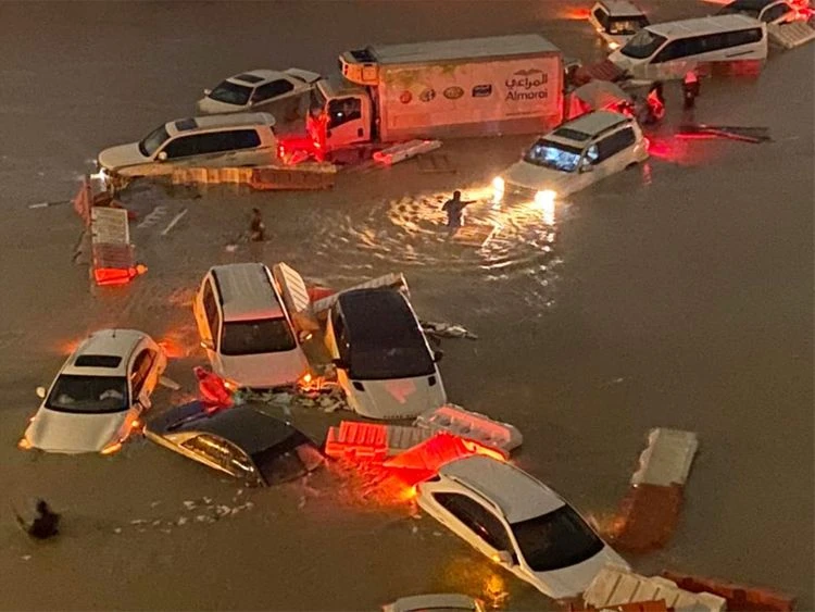 Проливни дъждове, гръмотевични бури и градушка в Абу Даби и Дубай