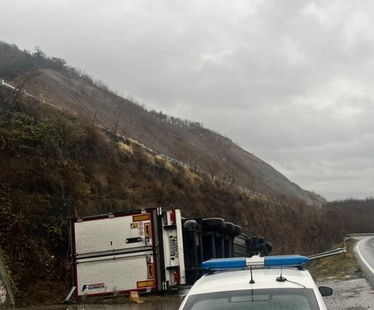 Затвориха пътя Разград - Търговище: Два товарни автомобила са катастофирали, има и ранен