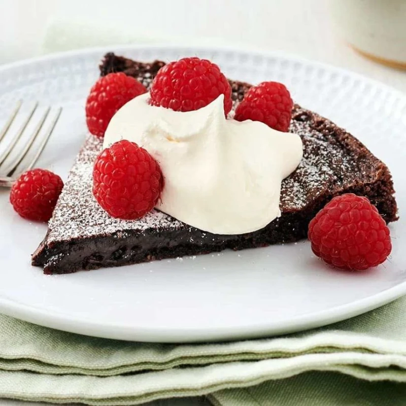 Вижте уникалната рецепта на Мариела Нордел за Шведска кална торта, перфектна за Свети Валентин