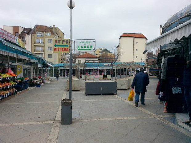 Модерен търговски комплекс ще замени базар във Варна, научи ексклузивно