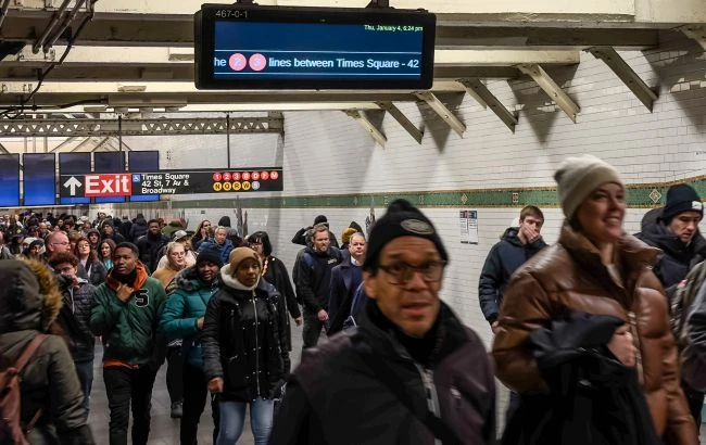 Неизвестен откри стрелба в метрото на Ню Йорк, уби един и рани петима, а после избяга