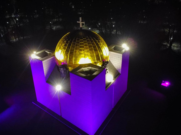 </TD
>Пантеонът на възрожденците бе осветен в лилаво снощи в знак