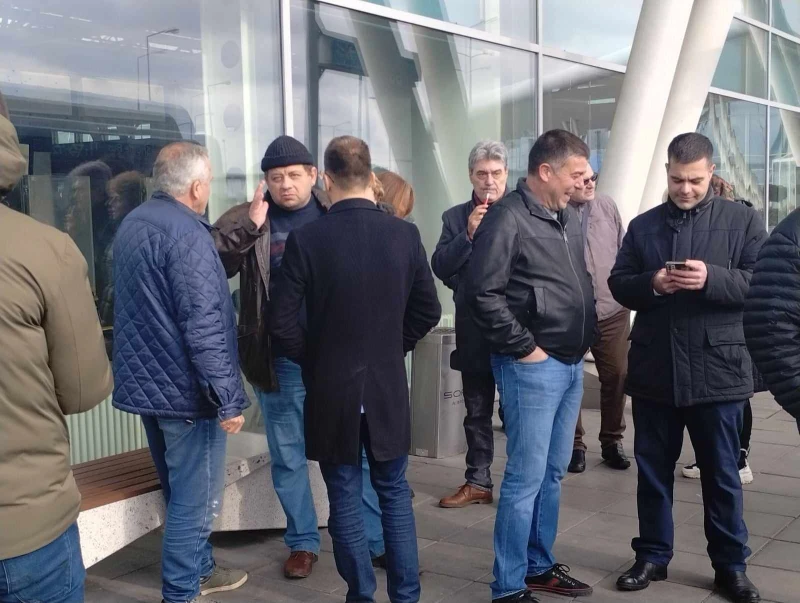 Протест чака самолета с мигрантите на Летище София