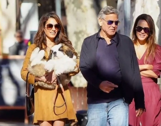 Джордж Клуни съпругата му Амал и децата им се радват