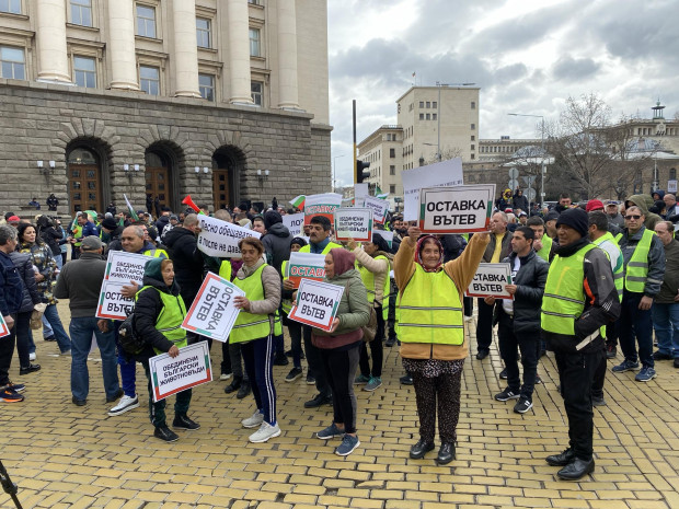 Земеделци от 26 браншови организации протестират пред сградата на Министерския