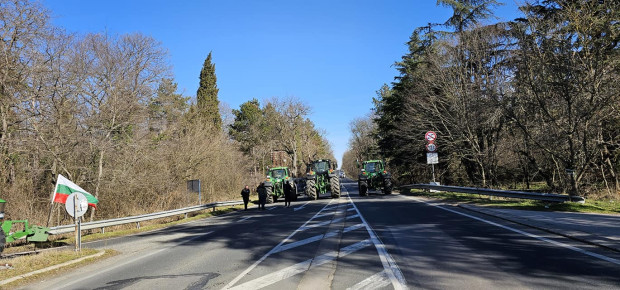 И днес земеделци затвориха Варна-Бургас при местността Харамията.Блокади ще има