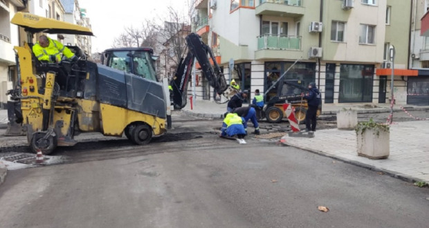 TD Недомислено асфалтиране в централната част на Русе и то без предупреждение блокира ул