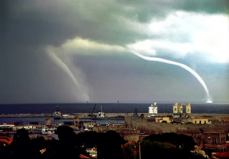 Торнадо връхлетя гръцкия остров Родос