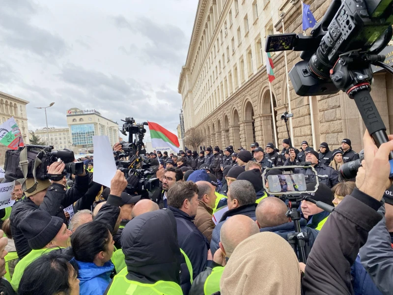 Четворен кордон от полицаи спира земеделците да нахлуят при Денков