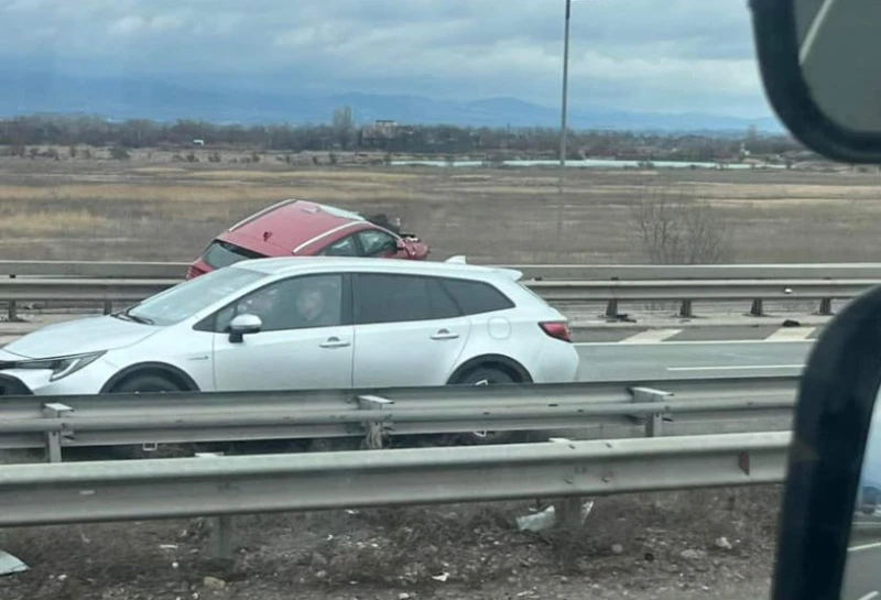 Автомобил самокатастрофира на Северната скоростна тангента, водачът е леко пострадал