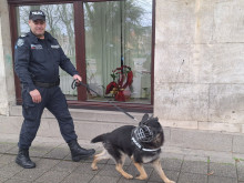 Полицаи на каишка патрулират в центъра на Бургас