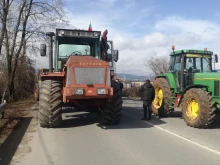 Земеделският протест край Кюстендил продължава
