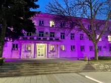 Сградата на Община Враца бе осветена в лилаво, в подкрепа на хората с епилепсия