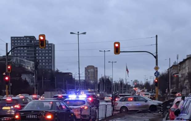 Автомобил помете металните ограждания на бул. "Мария Луиза" в столицата