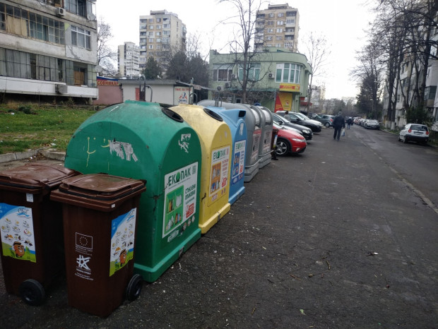 </TD
>Община Бургас започна поставянето на кафяви кофи за разделното събиране