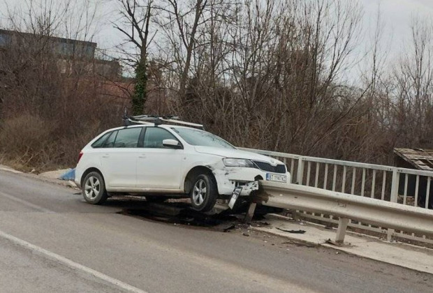 Автомобил с великотърновска регистрация кацна на мантинелата на столичен булевард