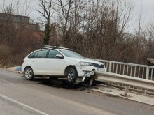 Автомобил с великотърновска регистрация кацна на мантинелата на столичен булевард