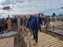 Държавният глава Румен Радев заряза лозята в лозовите масиви между селата Гомотарци и Кошава