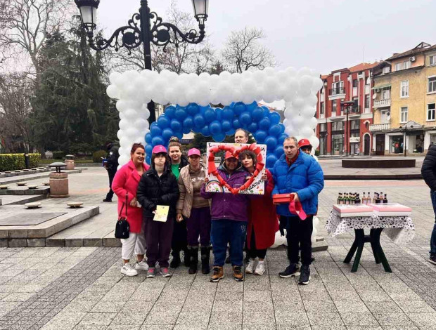 </TD
>Младежката организация на ГЕРБ в Пловдив зарадва гражданите и посетителите