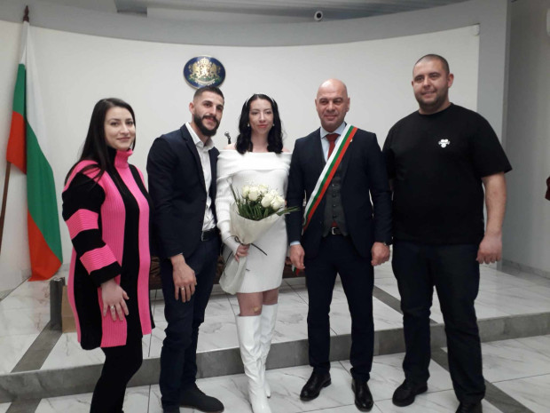 </TD
>Кметът на Пловдив бракосъчета двойка, избрала да се венчае навръх