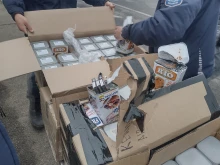 Хванаха българин с 28 000 къса цигари, скрити в консерви от храна за гризачи на митницата