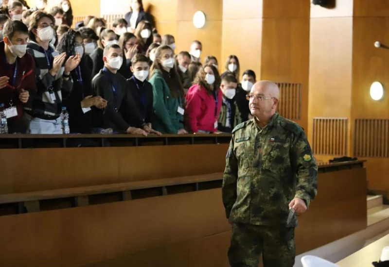 Ген. Мутафчийски се среща с ученици от Пловдив