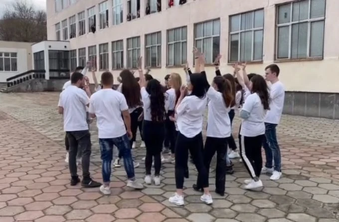 Ученици от Френската разплакаха класната си
