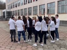 Ученици от Френската разплакаха класната си