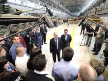 Путин инспектира производството в новия цех за бронетехника на "Уралвагонзавод"