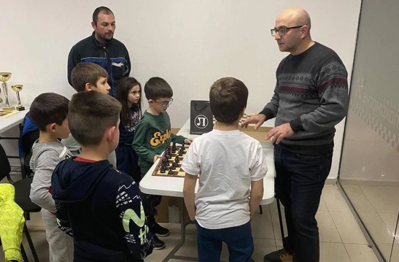 Празник, локомотивска торта и нов треньор на шахматния клуб