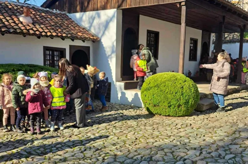 Децата от пловдивската ДГ "Славей" посетиха Карлово