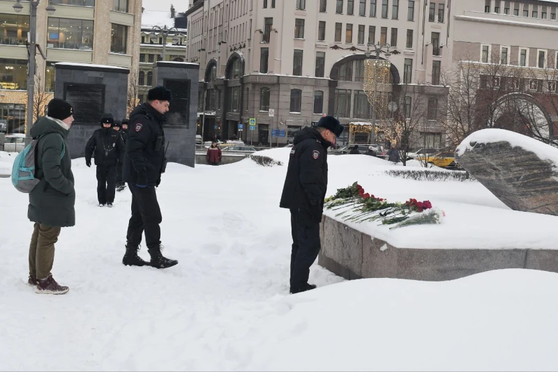 В Русия започнаха акции в памет на Алексей Навални, веднага се появи полиция