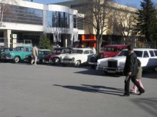 Уникални ретро коли показват в панаира на колекционерите