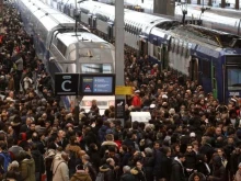 Стачки парализират френските железници през почивните дни