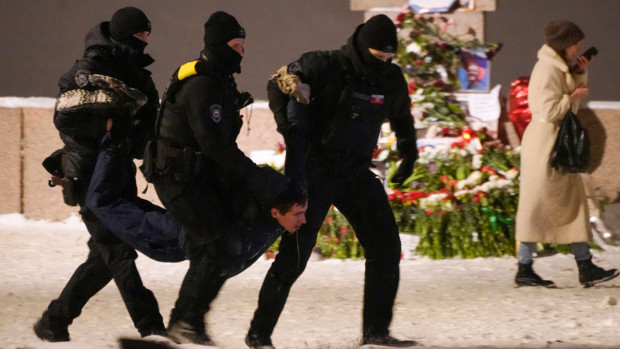 Полицията в Русия разпръсна протестите по повод смъртта на опозиционния