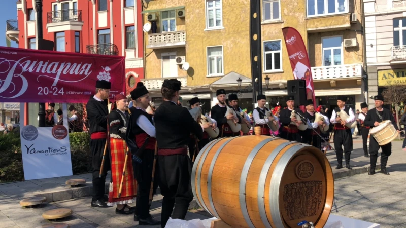 Дионисиево шествие в центъра на Пловдив, отвориха голяма бъчва с вино