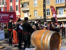 Дионисиево шествие в центъра на Пловдив, отвориха голяма бъчва с вино