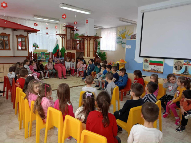 TD Интересна литератерна среща посетиха най малките русенчетаДецата от ДГ Чучулига в