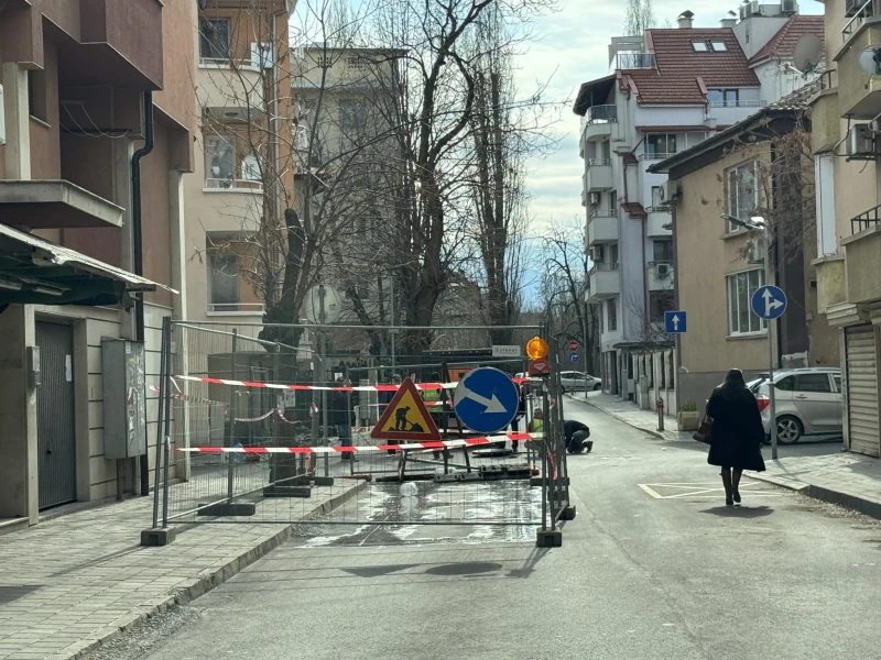 Нова улица в Пловдив заприлича на швейцарско сирене от кръпки