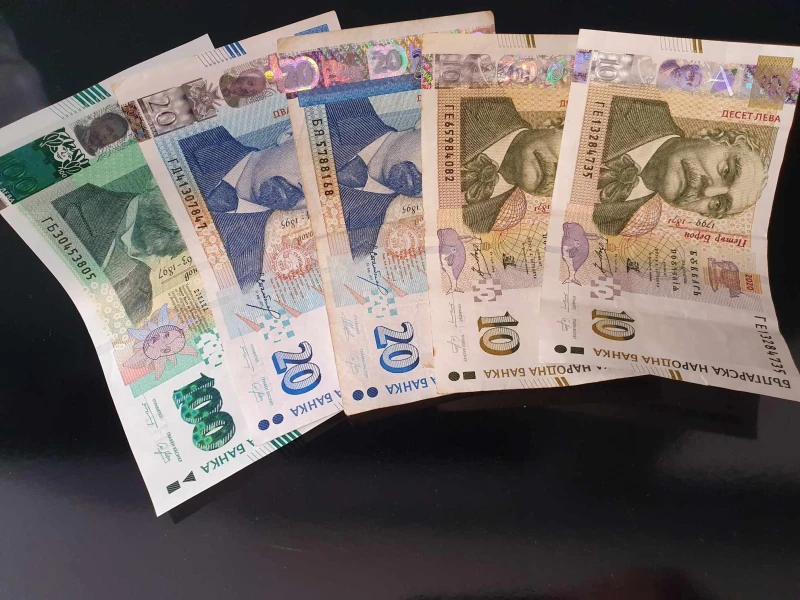 Хората обединяват няколко задължения по бързи кредити