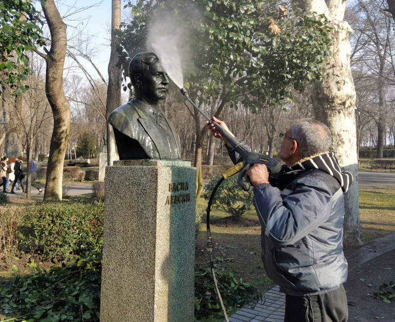 Мият паметника на Васил Левски в Бургас